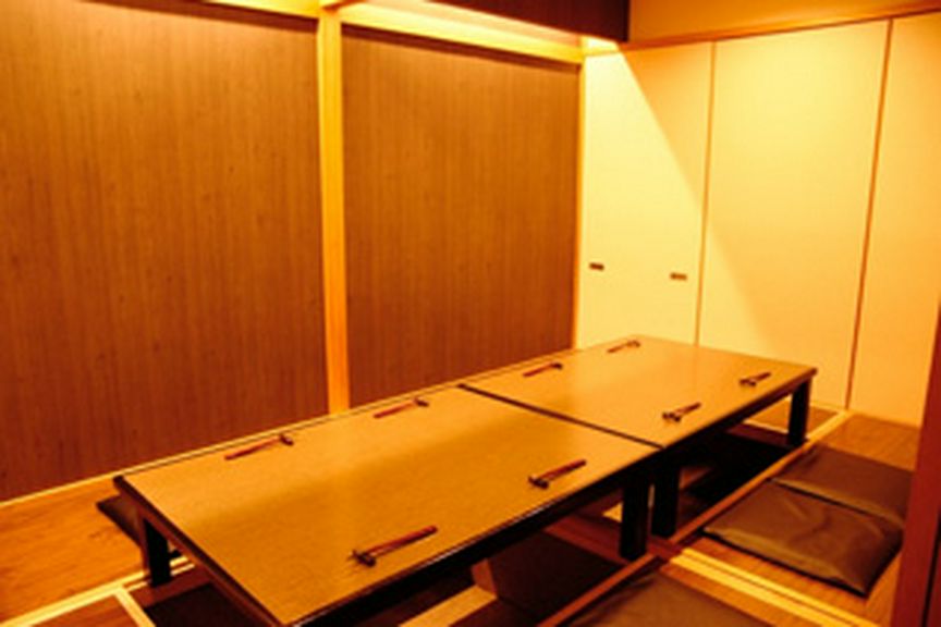 掘りごたつの座敷席で寛げる個室もあり、宴会に最適