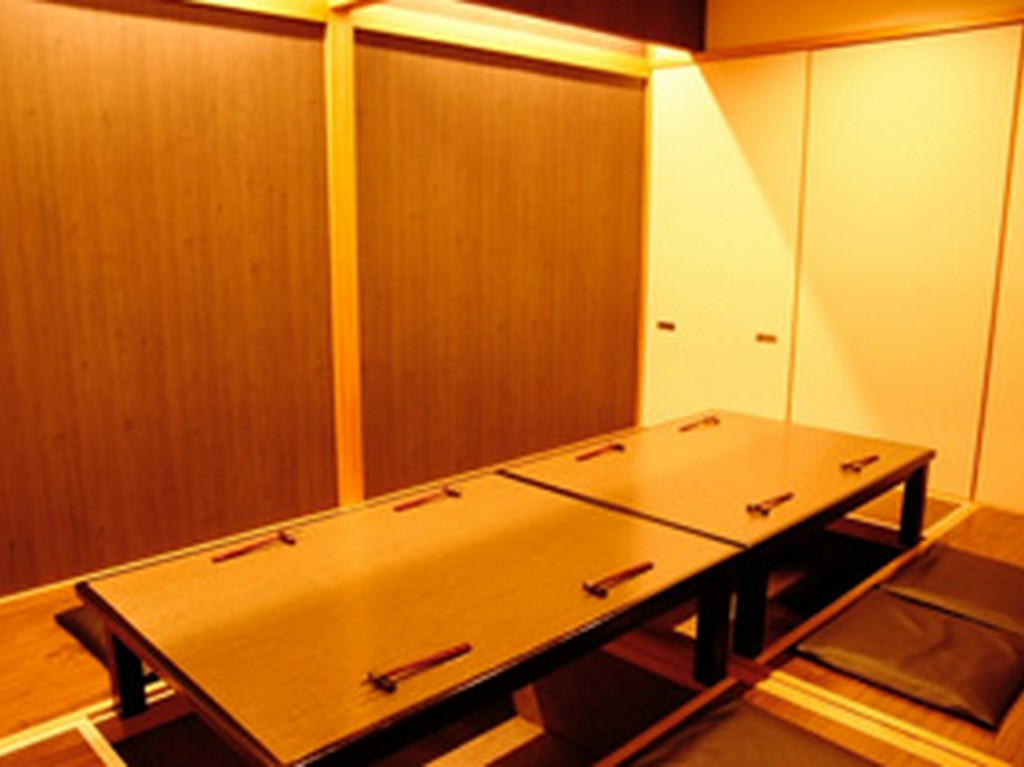 掘りごたつの座敷席で寛げる個室もあり、宴会に最適