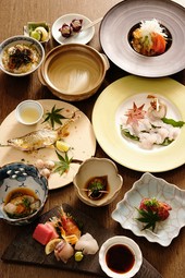 旬の食材がふんだんに使われ、季節感ある料理が並ぶ『本日のおまかせコース』