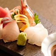 『本日のおまかせコース』から、おつくり他2品が素材からグレードアップ。出汁の風味豊かなお椀、季節に合わせた焼物や煮物など、山口はじめ、産地から取り寄せる旬の味わいを堪能できる、8～9品が並びます。