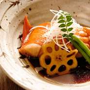 その日に入荷した食材で仕上げる店主おまかせの逸品揃い。先付け、前菜、お椀、お造り、煮物、焼物、揚物、食事まで、店主おすすめの日本酒と合わせてゆっくり味わってみてはいかが。前日までの予約が必要 です。