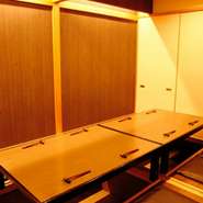 その日のおすすめコースで、一つひとつ料理をお出しして行くスタイルなので、ゆっくり寛いで食事を愉しんでいただきたいです。カウンターで向き合い、お声かけしながらお客様のペースでお過ごしください。