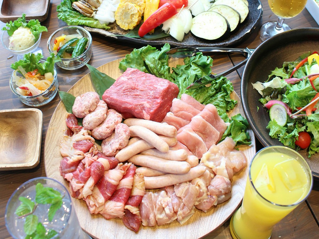 追加＆お代わりＯＫ！明石城が見える開放的なテラス席で、ボリューム満点のBBQをお楽しみください♪