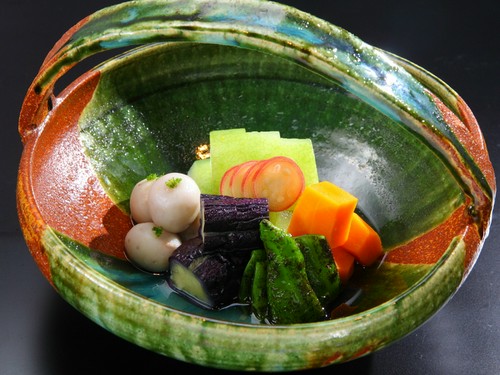 旬の野菜を彩りよく盛付けた『夏野菜の焚合せ』