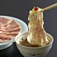 「出汁しゃぶ」とは、薄切りの豚肉をしゃぶしゃぶにして、日本料理の技から生まれたこだわりの「お出汁」につけてお召し上がりいただく「瓢斗」の名物料理でございます。