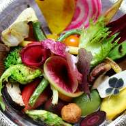京野菜をはじめ、九州やシェフの実家である島根の有機野菜をふんだんに使った料理の数々。前菜で供される定番サラダは、食材ごとに異なる調理法で仕立てた一皿。素材を知り尽くしたシェフならではの逸品です。
