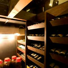 地下セラーに眠るワインは約600本。お気に入りの銘柄で乾杯