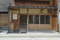 町屋の佇まいが京都の風情を感じさせるエントランス