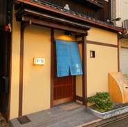 古い町家を改装した建物は、玄関から店内が一切見えないつくり。「日ごろの喧騒から離れた場所でくつろいでほしい」とあって、敢えて狭い通路が設けられ、その先に非日常の空間が広がっています。