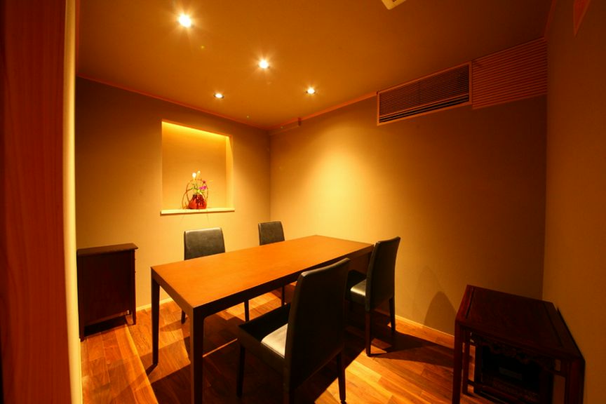 余計な装飾のない静かな個室は、大切な接待や顔合わせに最適