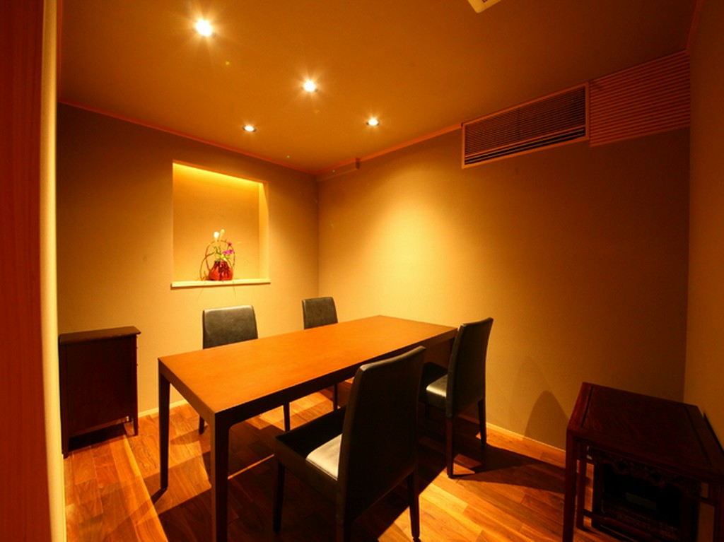 余計な装飾のない静かな個室は、大切な接待や顔合わせに最適