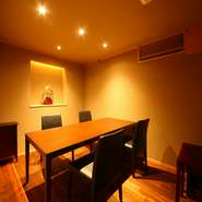余計な装飾のない静かな個室は、大切な接待や顔合わせに最適