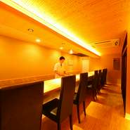 木や竹を用いた和の空間は、モダンですっきりとした印象。凛とした雰囲気のなかにも安らぎが感じられます。器使いも洗練されており、店主が集めた器のほか、【桜田】から譲り受けた器も、美しく料理を引き立てます。