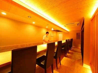 凛とした雰囲気と安らぎが心地よく調和。巧みな器使いにも注目