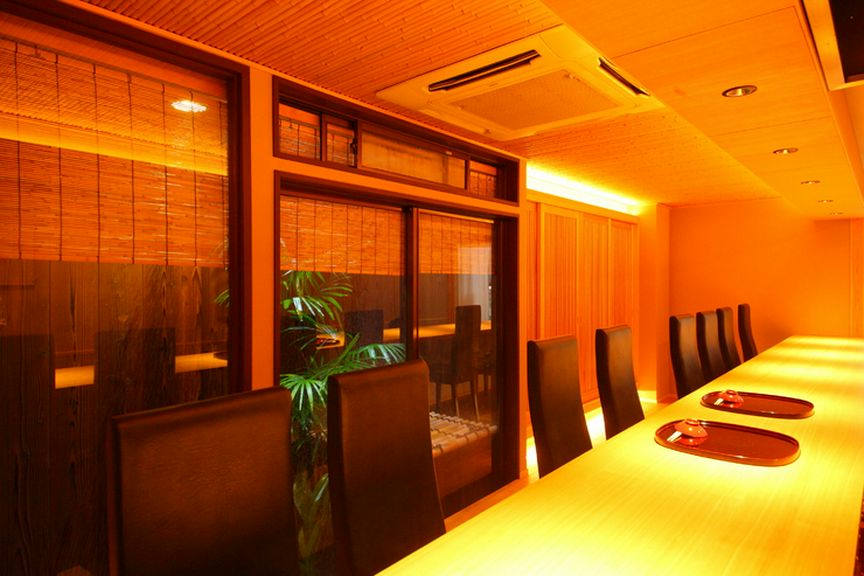 清々しいカウンター席で、和の情緒に包まれながら大人のデートを