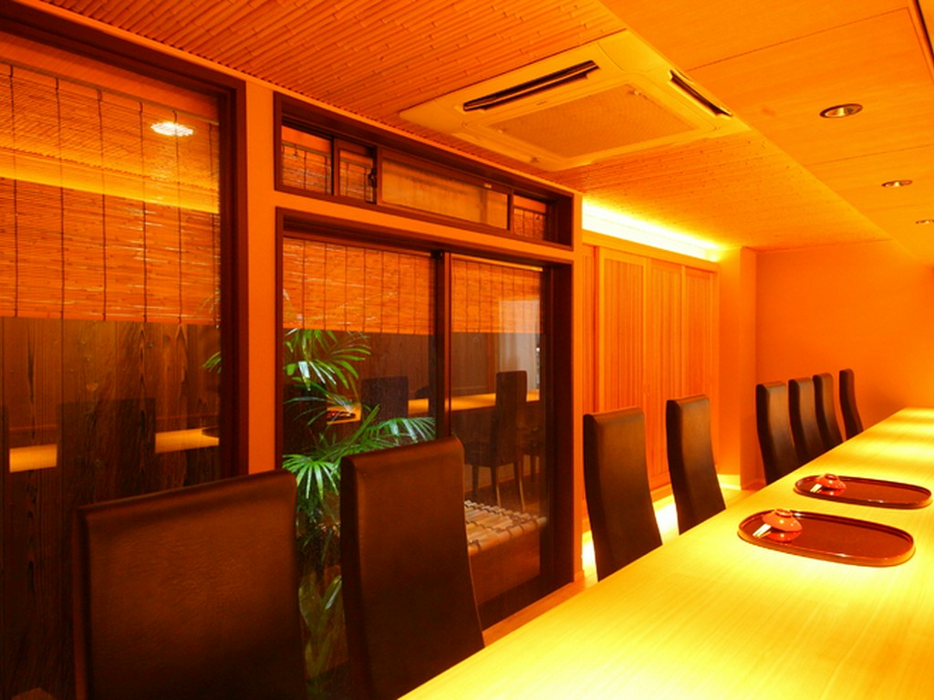 清々しいカウンター席で、和の情緒に包まれながら大人のデートを