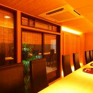 清潔感漂う白木のカウンター席は、広々として座り心地が良く、しっとり落ち着いた大人のデートにぴったり。席の背後には茶室の庭を思わせる坪庭が垣間見え、和の情緒にほっと心和みます。