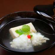 野菜や魚はもちろん、料理の基本となる水も厳選。店内の地下から汲み上げる井戸水を、調理に使っています。水に恵まれた京都のなかでも、とりわけ良質な軟水が素材の味を際立たせ、繊細な出汁を引き出します。