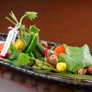 祇園祭のちまきを模したちまき寿司をはじめ、八幡巻き、ブドウの白和え、ジュンサイ、きぬかつぎなどを盛り込んだ『八寸』。ちまき寿司には「蘇民将来子孫也」とのお札が添えられ、演出でも楽しませてくれます。