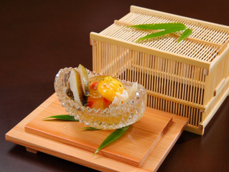 暑い夏の日にぴったり。虫かごの演出が涼しげな7月の『先附』