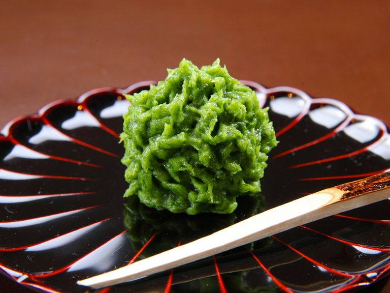 7月のお菓子の一例、爽やかな香りが広がる『大葉のきんとん』