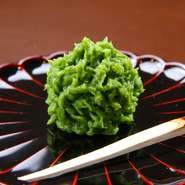 コースを締めくくるお菓子も、懐石料理の大切な一品。爽やかな大葉の風味を存分に生かすため、1つのきんとんに7～8枚の大葉を練り込み、口あたりなめらかに仕上げています。上質な抹茶と一緒にどうぞ。