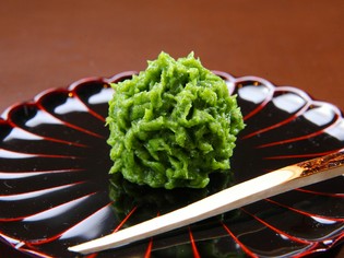 7月のお菓子の一例、爽やかな香りが広がる『大葉のきんとん』