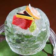 錦市場の鮮魚店から、市場にはあまり出回らない上質な魚を仕入れています。その日の夜に使う魚を、昼まで泳がせておいてもらうこともしばしば。マグロは、市場の目利きにその日一番いいものを選んでもらっています。