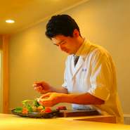 お客様をお出迎えする際、暑い夏なら、冷たいジュースに氷を浮かべておしぼりと一緒にお出ししたり、冬には温かい煎茶や生姜湯をご用意したり、お食事の前にほっと一息ついていただけるよう、おもてなししています。