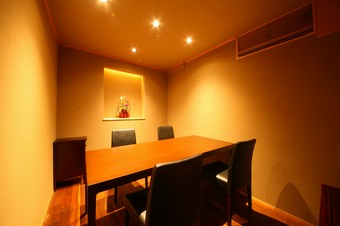 接待向きの落ち着いた個室も完備。日常を離れて静かな時間を
