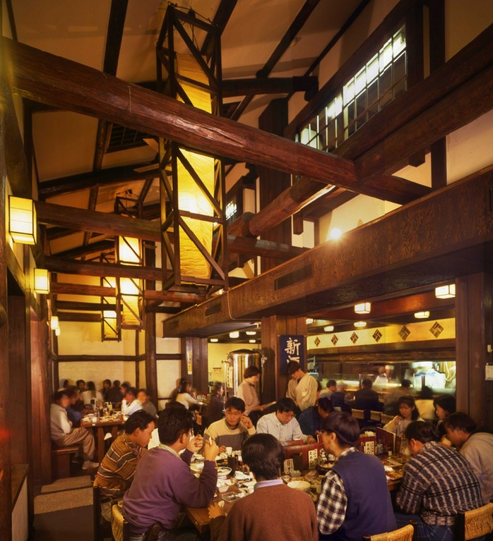築100年の酒蔵を改装。吹き抜けの天井が開放感を演出