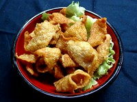 パリパリに揚げたとり皮をポン酢と白みそのソースで。酒が美味い逸品!