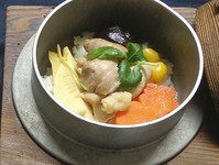 炊き立てをお召し上がりください。
炊けるまで２０分ほどかかります。
お早目にご注文ください。
(みそ汁付き）