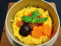炊き立てをお召し上がりください。
炊けるまで２０分ほどかかります。
お早目にご注文ください。
(みそ汁付き）