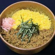 特製タレの鶏そぼろと錦糸玉子であっさりお召し上がり頂けます。