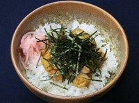 特製タレの鶏そぼろと錦糸玉子であっさりお召し上がり頂けます。