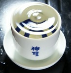 しぼり機から、直接届く、本当のしぼりたて、無濾過、無調整、深いコク 芳醇な香り そして、発酵の際に酵母菌が放つわずかな炭酸 そして、最高の口当たりと飲み飽きしないのど越し、気をつけないと飲み過ぎて・・