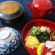 具だくさんの鶏スープごはん。
〆はこれで、二人で少しずつも美味しい！