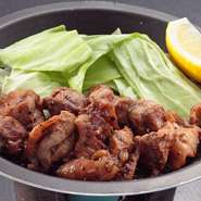 鶏肉は、毎日宮崎県から直送されるフレッシュな「日南鶏」を使用しています。鶏料理に使うのはすべてブランド鶏と呼ばれる「日南鶏」。蔵出し原酒との相性も抜群で、リーズナブルな価格で提供されています。
