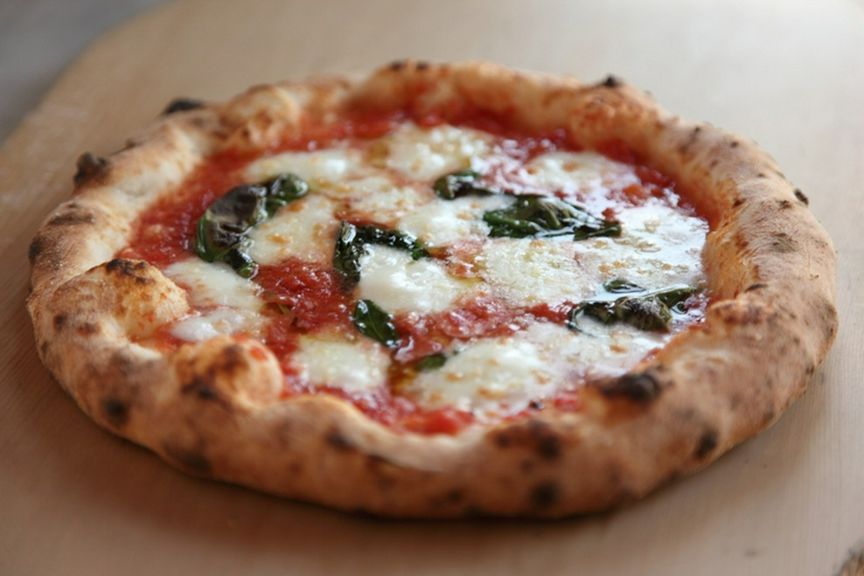 表面はかりっと、中はふんわりした生地のナポリピッツァ