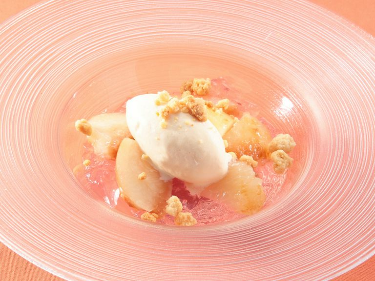 旬の山梨県産白桃のフレッシュなコンポート ハチミツジェラートとクランブル添え