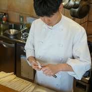 あらゆるものを手作りしまね。というのも、「安全で食べて元気になってもらえるもの」というのが私の料理のコンセプトですから。添加物があるものは一切使わないんです。そのための時間、努力は絶対に惜しみません。