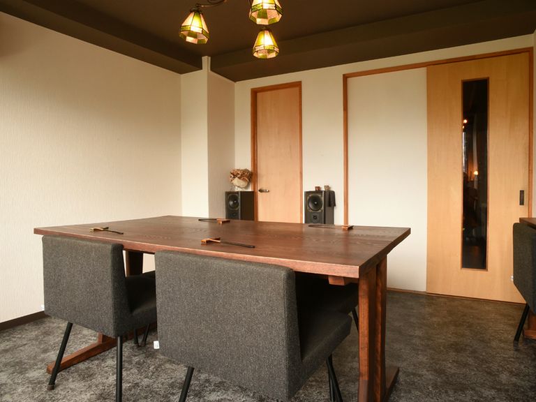 個室で大切なゲストと穏やかな食事のひとときを