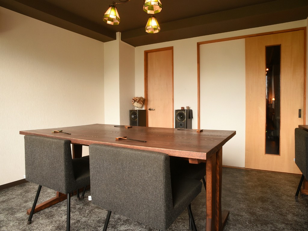 個室で大切なゲストと穏やかな食事のひとときを