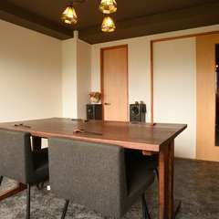 個室で大切なゲストと穏やかな食事のひとときを