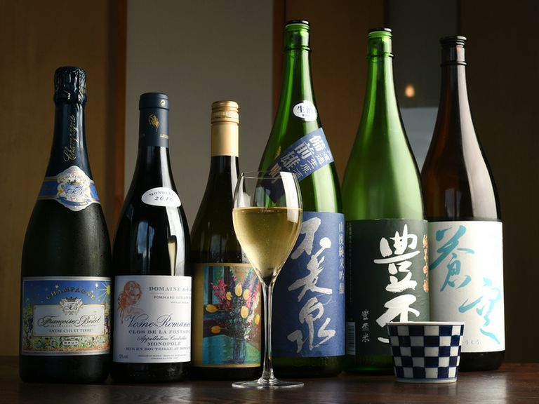 常備20種類以上の日本酒と、おすすめのワインを堪能できる