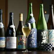 お酒は、常備20種類以上の日本酒とその日おすすめグラスワインを用意。厳選素材の炭火焼きとの絶妙なマリアージュで、味覚を刺激してくれます。
