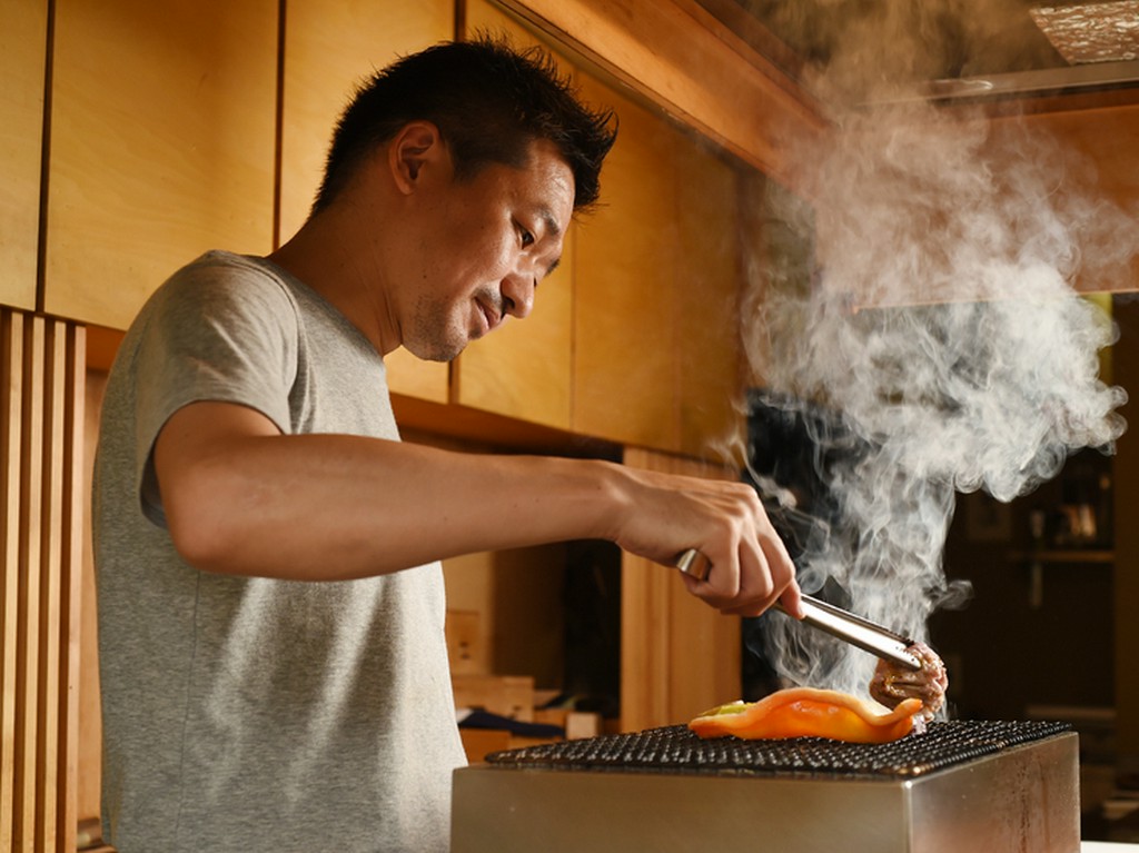 全国を周り選び抜いた食材をシンプルな炭火焼きで