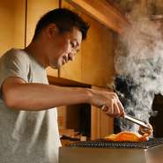私自らが全国を周り選び抜いた食材の数々を、シンプルな炭火焼きでお楽しみいただけます。炭は、硬さと火持ちが良さから「土佐備長炭」を使用しております。