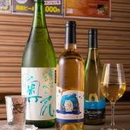 北海道はもちろん、南は九州に至るまで、全国津々浦々の日本酒を各種取りそろえています。中には、大将・新谷氏の故郷・奥尻島の酒も。季節によって品ぞろえにも変化をつけており、好みの一杯が必ず見つかります。